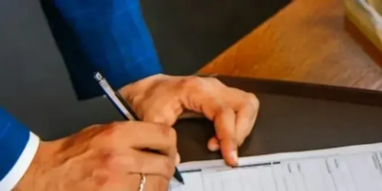 Sócios assinando o contrato social para abrir empresa em São Paulo