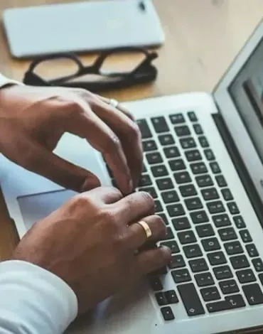 Equipe de BPO financeiro conferindo o fluxo de caixa de uma empresa