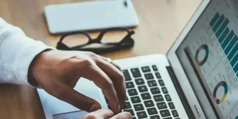 Equipe de BPO financeiro conferindo o fluxo de caixa de uma empresa